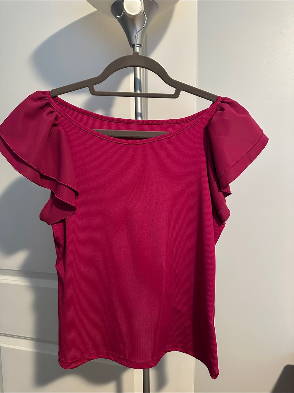 Fitted Flutter Sleeve Top in Fuchsia Pink Sz L